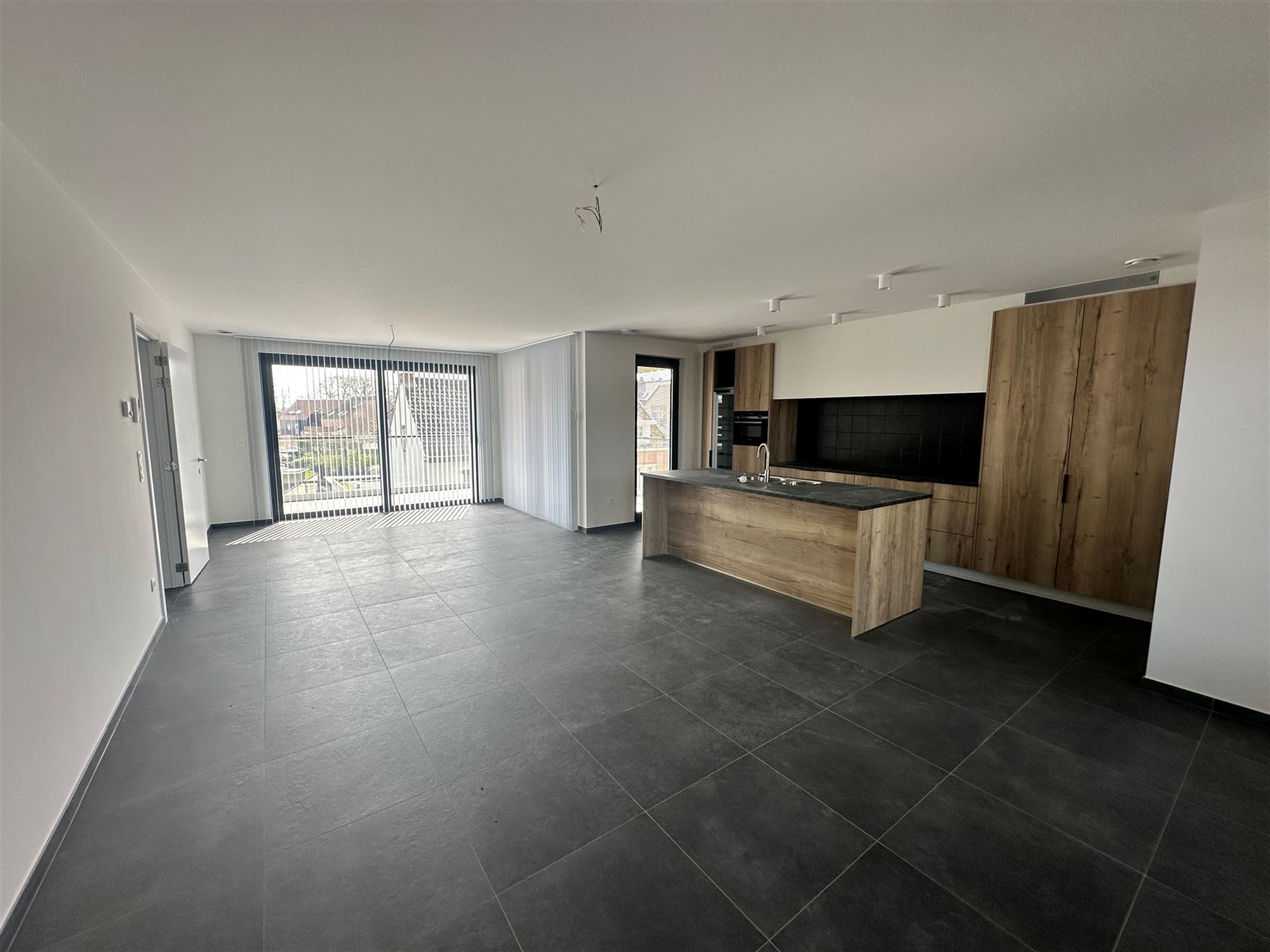 UNIEKE PENTHOUSE MET 2 SLAAPKAMERS, RUIME TERRASSEN EN GARAGE TE PAAL - foto 2