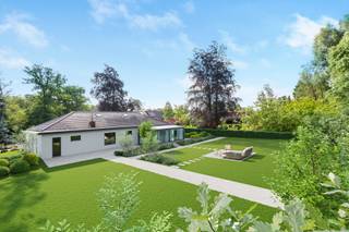 <span>Praktische gezinswoning met 3 slaapkamers, op een riant perceel van 2.656m².</span><br /><br /><span>INDELING</span><br /><br /><span>In deze woonst bevinden alle woonvertrekken zich op het gelijkvloers, omvattende:</span><br /><span>- inkomhal (6m²) met toilet </span><br /><span>- </span><span>woonkamer (41m²) met houtkachel & airco en aansluiting aan de veranda </span><br /><span>- keuken (16,5m²) ingericht met toestellen: inductiekookplaat, dubbele spoelbak, ijskast en microgolfoven<br /></span><span>Via de keuken is eveneens de veranda toegankelijk.<br /></span><span>- nachthal (8,6m²) met praktische vestiaire (2m²)<br /></span>- toilet <br /><span>- 3 slaapkamers (de hoofdslaapkamer is 17,5m² groot en heeft airco, de 2 overige slaapkamers zijn 13m² & 15,5m² en beschikken beide over praktische wandkasten)<br /></span>- <span>badkamer (8m²) met ligbad, douche, lavabomeubel en toilet </span><br /><br /><span>Een ruime veranda (26m²) is achteraan aangebouwd, met toegang tot het terras en de prachtige tuin. Deze is als in een sprookje: aangelegd met vijvers, wandelpaden en terrassen.<br /></span>Tevens bevindt zich hier een tuinhuis (12m²) en een houtopslagplaats (16m²).<br /><br /><span>De ruime, inpandige garage (50m²) heeft een automatische poort en is tevens toegankelijk via de nachthal.<br /></span>Hier bevindt zich de verwarmingsinstallatie.<br /><br /><span>De woning heeft een kruipkelder en de zolder is toegankelijk via een vliertrap.<br /><br /></span>DE 3D BEELDEN ZIJN ILLUSTRATIEF OM ANDER BEELD VAN DE WONING TE KRIJGEN<br /><br /><span>BIJZONDERHEDEN</span><br /><span>- dubbele beglazing PVC</span><br /><span>- EPC label E</span><br /><span>- verwarming op stookolie</span><br /><span>- warmtepomp koud/warm voor airco<br />- rolluiken & vliegenramen aan slaapkamers</span><br /><br /><span>POSITIEVE ASPECTEN</span><br /><span>- ruim perceel met prachtige tuin <br /></span>- woonst met veel potentieel<br /><br /><em>Stedenbouwk. inlichtingen in aanvraag</em><br /><br /><strong>Dit pand is onderworpen aan de renovatieverplichting van de Vlaamse overheid voor residentiële gebouwen (behoudens bij sloop binnen 5 jaar na de aankoop).</strong>