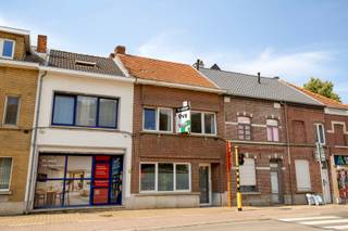 <p>Deze charmante rijwoning combineert uitstekende bereikbaarheid met praktische indeling en mooie toekomstmogelijkheden.</p>
<p>De woning beschikt over een bewoonbare oppervlakte van 116 m² en werd gebouwd in 1956. Ze werd reeds deels opgefrist, maar biedt nog de mogelijkheid om verder te moderniseren en volledig naar eigen smaak af te werken.</p>
<p>Bij het betreden van de woning kom je binnen in de inkomhal, die toegang geeft tot de leefruimte. Aansluitend bevinden zich de eetkamer en keuken, met daarachter de badkamer. Via de gang bereik je het gezellige terras, waar het aangenaam vertoeven is in alle rust. Achteraan is er een praktische bergruimte, ideaal voor fietsen en vuilnis.</p>
<p>Op de eerste verdieping bevinden zich 3 slaapkamers. Via een vaste trap bereik je de zolderverdieping, die momenteel dienst doet als opslagruimte maar, mits het plaatsen van een dakraam, tal van mogelijkheden biedt voor extra kamers of een polyvalente invulling.</p>
<p>De woning wordt verwarmd op gas en behaalt een EPC-score C.</p>
<p>De ligging vormt een absolute troef: op wandelafstand van het station en het centrum van Aarschot, met winkels, scholen en horeca in de directe omgeving. Bovendien is de E314 vlot bereikbaar.</p>
<p>Ben je op zoek naar een goed gelegen woning met potentieel die je nog volledig naar eigen wens kan inrichten? Dan is dit pand zeker een bezoek waard.</p>
<p><strong>Contacteer voor meer info of een bezoek via sven@immogve.be of 0486 40 09 05</strong></p>