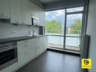 <p><span>Dit aantrekkelijke 3-slaapkamer appartement van 124m² bevindt zich biedt een ideale combinatie van comfort, ruimte en licht.</span></p><p><span> </span></p><p><span>Bij binnenkomst valt de woonkamer meteen op. Dankzij de grote ramen is er een fijne natuurlijke lichtinval en ruimtelijk gevoel. De houten vloeren met visgraatpatroon geven, in combinatie met de aanwezige sierhaard, de ruimte een warme en gezellige uitstraling. </span></p><p><span> </span></p><p><span>Aangrenzend is de vernieuwde keuken terug te vinden; deze werd van alle comfort voorzien. Er is een koelkast met aparte vriezer, keramisch vuur met dampkap, microgolfoven en standaard convectieoven voorzien. HIer vind je ook toegang tot een gezellig balkon.</span></p><p><span> </span></p><p><span>De drie slaapkamers zijn goed gesitueerd en bieden voldoende ruimte. Ze zijn voorzien van grote ramen die zorgen voor licht en ventilatie. De tweede slaapkamer heeft evenzeer toegang tot een balkon met groen uitzicht. Door het glasraam in de deur leent deze kamer zich eerder als werkkamer of bureau.</span></p><p><span> </span></p><p><span>De badkamer is functioneel ingericht met een groot ligbad, toilet en dubbele wastafel met spiegel. Verder is er nog praktische kastruimte en schuiven aanwezig. De afwerking is verzorgd en kwalitatief.</span></p><p><span>Daarnaast is er nog een tweede, aparte douchekamer aanwezig. Met de voorziene douchecabine en de wastafel biedt dit een handig alternatief voor de grote badkamer.</span></p><p><span> </span></p><p><span>In de nachthal van het appartement vinden we verder nog een apart toilet, enkele ingemaakte kasten, alsook een aparte berging waar de wasmachine en droogkast aangesloten kunnen worden.</span></p><p><span> </span></p><p><span>Bij het appartement zijn ook nog een aparte kelderberging, alsook een autostaanplaats inbegrepen.</span></p><p><span> </span></p><p><span> </span></p><p><span>Beschikbaarheid en kosten</span></p><p><span>Huurprijs: € 1.050,00/maand</span></p><p><span>Maandelijkse kosten: €175,00/maand (incl. provisie voor waterverbruik en verwarming)</span></p><p><span>Onmiddellijk beschikbaar</span></p><p><span> </span></p><p><span>Troeven</span></p><ul><li><span>Complete keuken</span></li><li><span>3 volwaardige slaapkamers</span></li><li><span>2 badkamers</span></li><li><span>Aparte berging met aansluiting voor wasmachine/droogkast</span></li><li><span>Autostaanplaats inbegrepen</span></li></ul>