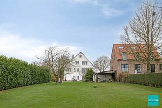 Gelegen in het pittoreske Brussegem, biedt deze vrijstaande woning op een terrein van 21a61 u tal van mogelijkheden woning met praktijk...