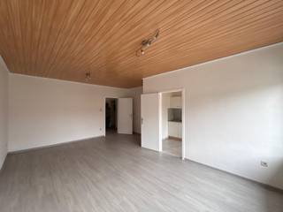 <p>Dit centraal maar rustig gelegen appartement in Liedekerke biedt een aangename combinatie van ruimte, licht en comfort. Dankzij de gunstige ligging bevinden winkels, openbaar vervoer en andere voorzieningen zich binnen handbereik, terwijl het appartement zelf rustig gelegen is.</p><p>Via de ruime inkomhal zijn alle vertrekken vlot bereikbaar. Aan de straatzijde bevindt zich de ruime en lichtrijke leefruimte, met aansluitend de keuken.</p><p>Aan de rustige achterzijde bevinden zich twee slaapkamers: een ruime hoofdslaapkamer en een tweede, kleinere kamer die eveneens perfect dienst kan doen als bureau, dressing of logeerkamer. De grootste kamer biedt toegang tot het ruime, zuidoost georiënteerde terras, waar het aangenaam vertoeven is. Op het terras bevindt zich bovendien een praktische buitenberging.</p><p>De badkamer is uitgerust met een douche, lavabo en toilet. Daarnaast beschikt het appartement over een berging, waar ook de aansluiting voor de wasmachine voorzien is.</p><p>Huurprijs: €875 per maand, inclusief gemeenschappelijke kosten<br />Beschikbaarheid: onmiddellijk</p><p>Een ruim en comfortabel appartement met aangename buitenruimte, ideaal voor wie centraal wil wonen zonder in te boeten aan rust.</p>