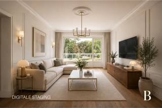 Ligging
Dit lichtrijke appartement bevindt zich op de eerste verdieping aan de Fruithoflaan 100 in Berchem. De woning is gelegen in een gezellige en gegeerde woonomgeving, gecombineerd met een uitstekende bereikbaarheid.
De Fruithoflaan vormt een belangrijke as binnen Berchem en bevindt zich in de nabijheid van diverse winkels, openbaar vervoer en een uitstekende verbinding met Antwerpen en de omliggende gemeenten.
Indeling
Het appartement beschikt over een ruime en lichtrijke living, waarbij de grote raampartijen zorgen voor veel natuurlijke lichtinval en rechtstreeks toegang bieden tot het terras, dat zich uitstrekt over de volledige breedte van het appartement. Aansluitend aan de leefruimte bevindt zich de volledig geïnstalleerde keuken.
Het appartement beschikt verder over twee volwaardige slaapkamers, die beide voldoende ruimte bieden voor een comfortabel slaap- of werkgedeelte. De moderne badkamer is uitgerust met een ruime douche. Daarnaast is er een apart gastentoilet, wat zorgt voor extra comfort.
Tot slot beschikt het appartement over extra kelderruimte, wat zorgt voor bijkomende praktische bergruimte.
Troeven
2 volwaardige slaapkamers
Aangenaam terras
Extra kelderruimte
EPC-label B – geen renovatieverplichting
Geen asbest
Vrij van huurders en instapklaar
Zeer vlotte bereikbaarheid