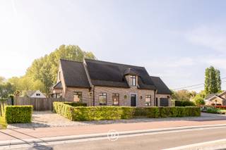 Een gezellige thuis creëren en/of heerlijke lange avonden plannen met vrienden is geen moeilijke opgave in deze tijdloze villa met alle...