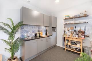 Dit charmante duplex-appartement is gelegen in de rustige en sfeervolle Mussenstraat, één van de oudste buurten van de stad.<br />Via de privatieve inkom kom je op de eerste verdieping, waar een ruime en lichtrijke leefruimte met open keuken zich over de volledige verdieping uitstrekt. Dankzij de grote ramen geniet je hier van een heerlijke natuurlijke lichtinval en een mooi zicht op het gezellige terras.<br />Daarnaast bevindt er zich op deze verdieping ook een handige berging met wasmachine en droogkast.<br />Op de bovenste verdieping onder het dak bevindt zich de ruime slaapkamer met hoog plafond, drie Velux-ramen en airconditioning. De aanwezige airconditioning zorgt bovendien voor extra comfort tijdens warme zomerdagen. Verder vind je op deze verdieping een badkamer met douche en lavabo, een apart toilet en een technische berging.<br />Het appartement wordt deels bemeubeld verhuurd en beschikt ook over een fietsenstalling en privatieve berging.<br />De ligging is een absolute troef: zowel het Ladeuzeplein, de Grote Markt als het station bevinden zich op wandelafstand. Winkels, horeca en het bruisende stadsleven liggen dus letterlijk om de hoek.<br />Kortom een karaktervol appartement op een toplocatie, ideaal voor wie graag centraal woont zonder in te leveren op rust en comfort.<br />Het appartement is beschikbaar vanaf 01/11/2026. De maandelijkse huurprijs bedraagt 1.245 EUR. De nutsvoorzieningen (water, elektriciteit, gas en internet) dient de huurder zelf af te sluiten bij een leverancier naar keuze.<br />Op zoek naar een heerlijke thuis? Contacteer ons dan voor bijkomende informatie en een bezoek ter plaatse. info@covas.be // 016 40 60 20 // www.covas.be
