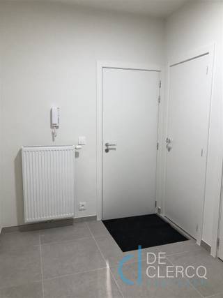 <p>Dit gerenoveerd appartement is gelegen vlakbij het Buurtpark Biest in Sint-Amandsberg. Op een zeer mooie locatie op wandel-en fietsafstand van allerlei scholen, winkels, horecazaken enz...  met een vlotte verbinding naar het stadscentrum van Gent. Het appartement bevindt zich in een rustige blok en is gesitueerd op het gelijkvloers. Het pand wordt betreden langs de inkomhal met afzonderlijk toilet. De ruime leefruimte heeft veel natuurlijke lichtinval dankzij de grote raampartijen aan de straatkant. De keuken is aan de achterzijde gelegen met directe toegang tot het gezellig tuintje. De keuken is tijdloos ingericht en uitgerust met voldoende kastruimte en toestellen. Verder zijn er 2 volwaardige slaapkamers aanwezig. De badkamer beschikt over een inloopdouche en lavabo. Tot slot is er een garage waardoor u zich nooit zorgen hoeft te maken over beschikbare parkeerplaats. Het appartement is volledig geschilderd voorzien van verlichtingsarmaturen en automatische rolluiken. <br />De maandelijkse huurprijs bedraagt 1.100 euro + 50 euro gemeenschappelijke kosten. Uw contactpersoon is Leen, afspraken kunnen via mail naar leen@vastgoed-dc.be worden vastgelegd.</p>