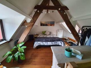 Leuke stadswoning in een heel rustige straat vlakbij Bruul.
Gelijkvloers met ruime keuken/eetplaats en badkamer met douche en toilet.
1ste verdieping lichtrijke woonkamer.
2de verdieping slaapkamer.
Mogelijkheid om het pand te bezoeken zondag13/09 en zondag 20/09 tussen 10:00 en 15:00.