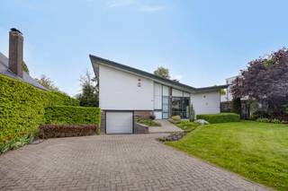 Deze te renoveren woning is gelegen in een rustige straat vlakbij centrum van Ranst maar evengoed niet ver gelegen van Wommelgem.Openbaar vervoer op...