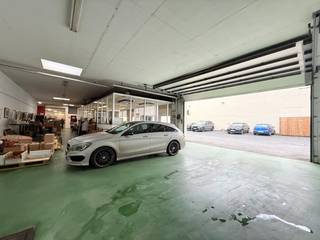 Op een strategische ligging in Sint-Amandsberg, bieden wij deze ruime en multifunctionele ruimte te huur aan.Het pand geniet van een uitstekende...