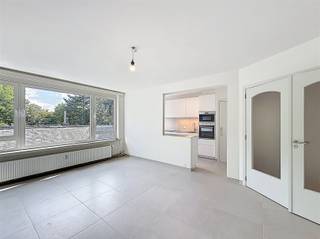 BEZOEK? Contacteer ons op het nummer 09.225.00.78. Dit appartement beschikt over een ruime leefruimte van 23 m². De keuken is uitgerust met een...