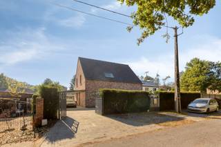 Rustig en groen wonen in Schilde, met de natuur op wandelafstand? Deze vrijstaande woning uit 2015 bevindt zich in een rustig zijstraatje van de Waterstraat, vlak bij de bossen van Drieboomkensberg. De woning combineert een hedendaagse uitstraling met veel licht, aangename leefruimtes en verrassend veel extra ruimte.<br /><br />Via de inkomhal bereik je de ruime en lichtrijke leefruimte, waar grote raampartijen zorgen voor een overvloed aan natuurlijk licht en een aangename verbinding met de tuin. Vloerverwarming op het volledige gelijkvloers zorgt daarbij voor extra wooncomfort.<br /><br />Centraal in de leefruimte bevindt zich de ruime, volledig geïnstalleerde open keuken met royaal kookeiland. Een heerlijke plek om te koken, gezellig te ontbijten of samen met familie en vrienden te genieten. De keuken is uitgerust met oven, microgolfoven, vaatwasser, spoelbak en twee koelkasten. Aansluitend bevindt zich een praktische bijkeuken/wasplaats met extra bergruimte.<br /><br />Ook op technologisch vlak is de woning helemaal mee. Een volledige Niko domotica-installatie, een ventilatiesysteem en de pré-installatie voor een alarmsysteem dragen bij aan het hedendaagse wooncomfort.<br /><br />Op de verdieping bevinden zich 3 ruime slaapkamers, waarvan één met een aansluitende dressing, en een comfortabele badkamer met inloopdouche, ligbad, dubbele lavabo en toilet. Ook de badkamer is voorzien van vloerverwarming. Via een vlizotrap bereik je de handige bergzolder.<br /><br />Een absolute troef is de kelder onder de volledige woning. Met een hoogte van ca. 2,20 m biedt deze verdieping bijzonder veel mogelijkheden: van berging en hobbyruimte tot fitness, speelruimte of een gezellige plek voor feestjes en ontspanning.<br /><br />De woning staat op een perceel van ca. 575 m² in woonparkgebied en geniet van een gunstige zuidoriëntatie. De tuin vraagt momenteel nog verdere aanleg en afwerking, maar biedt daardoor net de mogelijkheid om deze volledig naar eigen smaak en wensen in te richten. Denk aan een ruim terras, gazon, groene borders of een gezellige loungehoek. Een carport en ruim tuinhuis zijn reeds aanwezig en maken het geheel compleet.<br /><br />De rustige ligging nabij de bossen van Drieboomkensberg is ideaal voor wie graag wandelt en geniet van het groen.<br /><br />Een recente en verrassend ruime gezinswoning waar licht, comfort, technologie en natuur samenkomen, met bovendien nog de vrijheid om de buitenruimte helemaal naar eigen smaak vorm te geven. Zeker een bezoek waard!