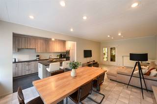 In de rustige Karel Soetelaan vind je dit verzorgd gebouw met twee volledig vergunde appartementen, ideaal als investering of voor wie flexibel...