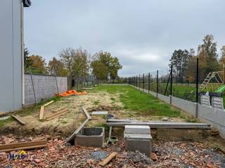 <p>Ruime nieuwbouwwoning te Herdersem (Aalst)!<br /><br />Deze gesloten bebouwing bestaat uit een inkom met apart toilet, een garage, een berging en een leefruimte met open keuken. Vanuit de leefruimte bereikt men het terras met een aangename tuin uitkijkend op de velden.<span> </span><br />De eerste verdieping bestaat uit een nachthal, een apart toilet, een berging, een badkamer en 3 slaapkamers. <br />De tweede verdieping bestaat uit één master bedroom. <br /><br />Energiezuinig wonen op een landelijke locatie te Herdersem!<br /><br />De grond wordt verkocht onder het stelsel van registratierechten en de constructie onder het btw-stelsel.<br /><br />Voor meer info en/of een gesprek i.v.m. deze woning, contacteer ons kantoor via steffen@immotijl.be of 053 42 46 99.</p>