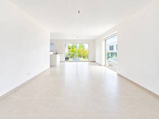 Hectaar bouwde deze nieuwbouwwoning in het landelijke Oetingen (Gooik), op een rustige locatie vlak bij het centrum, lokale handelaars, sportfaciliteiten en openbaar vervoer. Hier combineer je hedendaags comfort met de charme van het Pajottenland. De woning biedt ruime en lichtrijke leefruimtes, een functionele indeling en energiezuinige technieken. <br /><br />Lot 04 is de laatste beschikbare woning binnen dit project en wordt verder afgewerkt met schilderwerken en laminaat op de 3 slaapkamers en nachthal. Dit maakt deze woning volledig instapklaar en onmiddellijk beschikbaar!<br /><br /><strong>Indeling van de woning:</strong><br />Gelijkvloers: inkomhal met gastentoilet, lichtrijke leefruimte met open keuken en een ruime berging.<br />Verdieping: nachthal met apart toilet, 3 volwaardige slaapkamers (13,4m² - 11,9m² - 10,8m²) en badkamer met ligbad, douche en dubbel lavabomeubel.<br />Zolder: toegankelijk via het zolderluik, de mogelijkheid is voorzien om een vaste trap te plaatsen en de zolder verder af te werken (34,6m²)<br /><br /><strong>Troeven van deze woningen:</strong>
<ul>
<li>Energiezuinig</li>
<li>Vloerverwarming op het gelijkvloers</li>
<li>Regenwaterput 7.500l aangesloten op toiletten/wasmachine/buitenkraan</li>
<li>Mogelijkheid tot plaatsen carport</li>
<li>5 Zonnepanelen</li>
</ul>
<br />Wil je wonen in een energiezuinige woning op een toplocatie?<br />Bekijk de plannen van de woningen op www.hectaar.be en contacteer ons voor een afspraak.<br />Jouw nieuwe thuis wacht op je!<br /><br /><strong> Ontdek lot 04 tijdens het opendeurmoment op zondag 27 september, van 13u tot 16u. Schrijf je in via: https://bit.ly/Opendeur_27_september</strong>