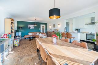 <p>Dit appartement is gelegen in een rustige en aangename wijk, nabij winkels, scholen, openbaar vervoer en belangrijke verbindingswegen. Ook het Fort met zijn gezellige zomerbar, de speeltuin en het kasteel bevinden zich op korte afstand.</p><p>Het appartement is gelegen op de tweede verdieping van een goed onderhouden gebouw met lift en beschikt over een zeer lichtrijke leefruimte met blokjesparket en een deels opengemaakte keuken. Verder zijn er twee slaapkamers, een badkamer met dubbel lavabomeubel en bad, een apart gastentoilet en een ruime, praktische berging. Het appartement is volledig voorzien van rolluiken en vliegenramen en beschikt daarnaast over een ruime kelderberging. Er is plaats voor zowel de wagen als fietsen in de gemeenschappelijke garage. Deze garageplaats is verplicht mee aan te kopen voor €10.000.</p><p>De gemeenschappelijke provisie bedraagt € 150 per maand en omvat onder andere de privatieve verwarming & water, werking en keuring lift, elektriciteit gemene delen, syndicus,... Daarnaast wordt er maandelijks € 110 gespaard voor het reservefonds.</p>