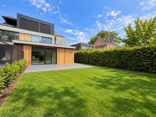 MAIL NAAR CHADIA@WIJSVASTGOED VOOR EEN BEZOEKAANVRAAG ! <br />Op een uitstekende locatie in Lembeke bevindt zich dit stijlvol en hoogwaardig afgewerkt gelijkvloers tweeslaapkamer appartement MET privatieve tuin, gelegen in een kleinschalige residentie. De combinatie van het vele maatwerk, de hoogwaardige materialen en de aangename tuin maakt dit een bijzonder aangename woonplek voor wie op zoek is naar comfort en kwaliteit.<br />Het appartement beschikt over een lichtrijke leefruimte MET maatkast met grote raampartijen en directe verbinding met de groene tuin. De prachtige open keuken vormt een echte blikvanger. Doorheen het volledige appartement werd sterk ingezet op maatwerk (ingemaakte kasten), wat zorgt voor een strakke uitstraling én bijzonder veel praktische bergruimte (vestiaire, kast voor wasmachine en droogkast).<br />Ook de badkamer sluit perfect aan bij het hoogwaardige karakter, met een ruime inloopdouche en stijlvol badkamermeubel. Verder vallen de moderne stalen binnendeur, de natuurlijke houttinten en de verzorgde, tijdloze afwerking meteen op. Het appartement werd voorzien van volledige vloerverwarming via een geothermische warmtepomp gecombineerd met zonnepanelen, wat zorgt voor extra comfort. De tuin werd volledig aangelegd en is voorzien van een automatisch beregeningssysteem, tuinverlichting EN een grasrobot ! Als extra troef is de private parkeerplaats in de ondergrondse parkeerkelder, bereikbaar via een autolift.<br />Troeven:<br />- Gelijkvloers appartement met PRIVATIEVE tuin;<br />- Toplocatie te Lembeke - kleinschalige verzorgde residentie;<br />- Zeer energiezuinig (nieuwste technieken zijn aanwezig);<br />- Inkom voorzien van ruime opbergkast (schoenen, jassen,...) + praktische inbouwkast voor wasmachine en droogkast;<br />- Hoogwaardige open keuken incl. ALLE toestellen (grote koelkast + diepvriezer, XL vaatwasser, Quooker kraan, oven + stoomoven + combi microgolf);<br />- Ondergrondse parkeerplaats via autolift + extra privatieve berging;<br />- Volledig geschilderd + voorzien van lichtarmaturen + voorzien van verduisterende gordijnen;<br />- Geschikt voor langdurige verhuur !<br />DIT APPARTEMENT IS 100% INSTAPKLAAR !<br /><br />Een uniek huurappartement voor wie zorgeloos wil wonen - DIT KOMT AMPER TE HUUR ! <br />De gemeenschappelijke kosten bedragen 120 euro per maand (info ter plaatse).<br />Meer info of een bezoek? MAIL naar chadia@wijsvastgoed.be !