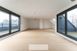 <p><strong>6% BTW MOGELIJK - LAATSTE PENTHOUSE TE KOOP</strong><br /><br />Bent u benieuwd? Wacht niet en mail ons op <strong>verkoop@groepthiers.be</strong> of bel <strong>0499/11 77 66</strong> - <strong>056 21 61 61</strong><br /><br />Deze luxueuze penthouse (167 m²) met 2 terrassen van samen (17,44 m²) ligt tegenover het park Baron Casier.<br />De Grote Markt van Waregem bevindt zich op wandelafstand.<br />Elke dag geniet u van een <strong>prachtig frontaal zicht op het park Baron Casier</strong>.<br />Een heel grote troef is dat er<strong> GEEN inkijk</strong> is in uw appartement.<br />Er is heel <strong>veel lichtinval</strong> doordat dit een 'doorkijk appartement' is.<br /><br />Hecht u belang aan <strong>heel veel privacy</strong><br />Stelt u lichtinval op prijs<br />Droomt u van een terras waar u 's morgens kan ontbijten, met zicht op de Gaverbeek<br />Of kan u nu al genieten van het idee dat u 's avonds op terras de vogeltjes hoort fluiten en geniet van een mega panoramisch zicht op park Baron Casier<br /><br />Contacteer ons en vergewis u zelf van deze unieke penthouse, die zich op de volledige 4de verdieping bevindt. <br /><br />Via de inkom, komt u binnen in de <strong>leefruimte</strong> die werkelijk een <strong>open en lichtrijk gevoel </strong>geeft doordat er zich aan <strong>beide zijden van de leefruimte een terras met fenomenale verzichten</strong> bevindt. In de living vindt u de nodige voorzieningen voor een <strong>gashaard</strong>, wat ervoor zorgt dat u werkelijk kan genieten van gezellige momenten. De leefruimte is voorzien van<strong> vloerverwarming</strong> waardoor u geen last heeft van radiatoren (mogelijkheid tot uitbreiding met vloerkoeling), ideaal om mooie meubels of schilderijen te plaatsen. Aansluitend aan de leefruimte, bevindt zich de <strong>open keuken</strong>. Hier heeft u een <strong>fenomenaal zicht op park Baron Casier</strong>. U waant zich werkelijk in het park terwijl u aan het koken bent.<br /><br />Deze unieke penthouse beschikt over <strong>2 zeer grote slaapkamers, elk voorzien van een eigen badkamer</strong>. De Master bedroom, met zicht op park Baron Casier, beschikt over een badkamer met ligbad, douche en wastafel. Er is zowel een <strong>gastentoilet</strong> als een <strong>nachttoilet </strong>aanwezig, evenals een <strong>grote berging </strong>waar alle nutsvoorzieningen aanwezig zijn.  <br /><br />In de kelder beschikt u ook over een <strong>private kelderberging van 7,33 m²</strong><br /><br />U heeft de mogelijkheid om een <strong>grote bovengrondse private garagebox</strong> bij te kopen (<strong>6,2 meter diep</strong>), dewelke zich achteraan de residentie bevindt.<br /><br />Bent u benieuwd? Wacht niet en mail ons op <strong>verkoop@groepthiers.be</strong> of bel <strong>0499/11 77 66</strong> - <strong>056 21 61 61</strong></p>