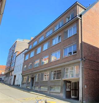 Deze mooie ruime studio in het hartje van Leuven, stelt Immodrome graag aan u voor.De studio, gelegen op de hoogste verdieping, aan de achtergevel,...