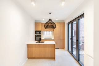 Deze prachtige woning, gelegen in zeer gezellig straatje in het historische stadscentrum van Leuven, onderging recentelijk een hoogwaardige karaktervolle totaalrenovatie. De centrale ligging op een steenworp van de grote markt en tal van winkels alsook ontspanningsmogelijkheden maakt dit een zeer gegeerde en unieke woonlocatie.<br />Op de gelijkvloerse verdieping bevinden zich 2 praktisch ingerichte slaapkamers met mooie plafondhoogte en elkéén aansluitend hun eigen badkamer. Één slaapkamer heeft rechtstreekse toegang tot een kleine gezellige patio.<br />Een “atypische” weldoordachte indeling met de leefruimte en open geïnstalleerde keuken met eiland op de eerste verdieping zorgt voor een ideale lichtinval.<br />Verdieping 2 herbergt een prachtige derde slaapkamer met heerlijke badkamer met ruime inloopdouche.<br />Op de bovenste en derde verdieping bevindt zich een heerlijke aparte ruimte met groot ligbad. De prachtige plafondhoogte tot de nok van het dak en behoud van authentieke balkenstructuur zorgt voor een rustiek karakter en historische uitstraling.<br />Momenteel is de woning verhuurd maar kan uiteraard steeds voor eigen bewoning worden opgezegd.<br />Doorheen de gehele woning vormt de combinatie van de oude elementen en de nieuwe hedendaagse renovatie een prachtige combinatie. Laat de beelden voor zich spreken en contacteer ons voor extra informatie en een bezoek ter plaatse. info@covas.be // 016 40 60 20 // www.covas.be