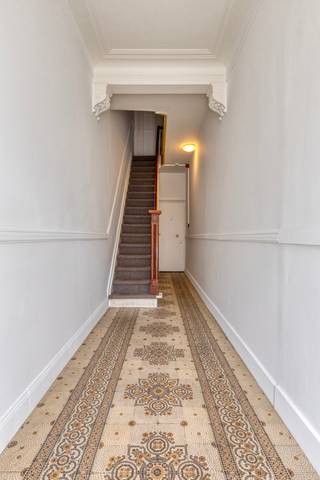 Op de tweede verdieping van een karaktervolle herenwoning in de rustige en groene Sint-Annalei ligt dit stijlvol één-slaapkamerappartement. In...