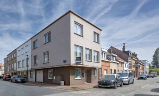 Deze centraal gelegen bel-etage woning combineert ruimte, licht en comfort met een uiterst praktische ligging. Dankzij de hoekligging geniet de woning van een aangename lichtinval in alle ruimtes, wat zorgt voor een open en warme sfeer doorheen de hele woning. De woonst is instapklaar en beschikt over een conforme elektrische installatie, zonnepanelen en een EPC-score C, wat bijdraagt aan een zorgeloze bewoning. Met haar ruime volumes is dit een ideale gezinswoning, perfect voor wie op zoek is naar comfort en functionaliteit. De woning beschikt over een ruime garage én een extra staanplaats, een absolute troef in een centrale omgeving. <br />Verder is er een knus en onderhoudsvriendelijk terras, ideaal om in alle rust van het buitenleven te genieten.<br /><br />Gelegen nabij alle voorzieningen zoals winkels, scholen en openbaar vervoer, met een vlotte verbinding naar omliggende gemeenten, biedt deze woning een uitstekende combinatie van wonen en bereikbaarheid.<br /><br />Indeling:<br /><br />Gelijkvloers:<br />- Inkomhal,<br />- Waskamer,<br />- Bureau of extra slaapkamer,<br />- Ruime garage,<br /><br />Eerste verdieping:<br />- Inkomhal,<br />- Gastentoilet,<br />- Ruime leefruimte met gezellige zithoek en eetgedeelte,<br />- Kwalitatieve, ruime keuken met natuurstenen werkblad,<br />- Gezellig terras,<br /><br />Tweede verdieping:<br />- Eerste ruime slaapkamer,<br />- Tweede ruime slaapkamer,<br />- Derde slaapkamer,<br />- Badkamer met wastafel, toilet en inloopdouche,<br /><br />Interesse in deze lichtrijke en instapklare gezinswoning? Neem vandaag nog contact op voor een bezoek ter plaatse!