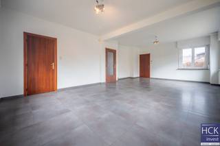 De liggingDeze karaktervolle woning is rustig gelegen en bevindt zich op wandelafstand van het centrum van Olsene en fietsafstand van het centrum...