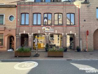 This cozy apartment is located in the vibrant center of Oostkamp, offering an excellent location within walking distance of shops, restaurants, and other amenities. The spacious living area is flooded with natural light thanks to large windows, creating a bright and inviting atmosphere.<br /><br />Through the entrance hall, which includes a guest toilet, you have access to both the kitchen and living room.<br /><br />The apartment features a generous bedroom and a second room that can be perfectly used as an office, dressing room, or additional bedroom.<br /><br />There is also a bathroom equipped with a shower and sink. The practical layout ensures an optimal sense of space and smooth flow between the different living areas.<br /><br />If you’re looking for a light-filled home in a central location, this apartment in the heart of Oostkamp is definitely worth a visit. Here, you can enjoy comfortable living with all the benefits of the town center right at your doorstep.
