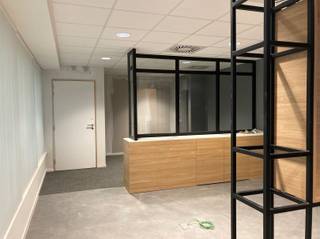 <p><span>Bureau au coin d'une rue commerçante</span></p><p><span> </span></p><p><span> </span></p>