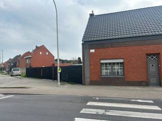 Deze ruime woning bevindt zich in het gezellige en rustige Wuustwezel, omgeven door groen. De woning bestaat uit een ruime woonkamer, volledig ingerichte open keuken met aparte eetkamer, badkamer met douche, wastafel en toiilet en een kelder. Op de 1ste verdieping vinden we 3 slaapkamers. De woning heeft tevens een aparte garage met buitenparking, terras en een tuin. De woning is beschikbaar vanaf 1 juli 2026.