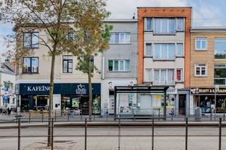 <p><span>Dit veelzijdige pand is gelegen aan de Bredabaan in Merksem en combineert een </span><span>vergunde handelsruimte</span><span> met een verzorgd </span><span>duplexappartement</span><span>. Dankzij de centrale ligging, uitstekende zichtbaarheid en het openbaar vervoer voor de deur is dit een interessante opportuniteit voor zowel ondernemers als investeerders.</span></p><p><span> </span></p><p><span>Op het gelijkvloers bevindt zich een compacte en mooi ingerichte </span><span>kapperszaak</span><span>. Boven de handelsruimte ligt een instapklaar duplexappartement met een lichtrijke woonkamer en eetplaats, een volledig geïnstalleerde keuken, twee slaapkamers, een badkamer en een apart toilet.</span></p><p><span> </span></p><p><span>Indeling</span></p><p><span> </span></p><p><span>Gelijkvloers</span></p><p><span>- vergunde handelsruimte</span></p><p><span>- momenteel ingericht als kapperszaak</span></p><p><span> </span></p><p><span>Duplexappartement</span></p><p><span>- woonkamer met zithoek</span></p><p><span>- eetplaats</span></p><p><span>- volledig geïnstalleerde keuken</span></p><p><span>- 2 slaapkamers</span></p><p><span>- badkamer</span></p><p><span>- apart toilet</span></p><p><span> </span></p><p><span>Troeven</span></p><p><span>- volledig vergunde toestand</span></p><p><span>- combinatie van handel en wonen</span></p><p><span>- verzorgd en instapklaar appartement</span></p><p><span>- 2 slaapkamers</span></p><p><span>- veel natuurlijke lichtinval</span></p><p><span>- uitstekende zichtbaarheid langs de Bredabaan</span></p><p><span>- openbaar vervoer voor de deur</span></p><p><span> </span></p><p><span>Ben jij geïnteresseerd in dit handelspand met duplexappartement in Merksem, ben je op zoek naar ander vastgoed of wens je de waarde van jouw eigendom te kennen? Dan ben je bij BOLT immo aan het juiste adres! Wij helpen jou graag verder.</span></p>