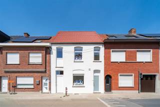 <p><span>Gerenoveerde woning (EPC B !) met 3 slaapkamers te Wevelgem!</span></p><p><span>Deze instapklare woning is alles wat je zoekt.</span></p><p><span> </span></p><p><span>De indeling van de woning:</span></p><p><span> </span></p><p><span>1. Op de begane grond vindt u een inkom met gastentoilet, ruime berging, ruime leef- en zitruimte, een open leefkeuken met zicht op de tuin. </span></p><p><span> </span></p><p><span>2. Er zijn 3 slaapkamers waar je een eigen persoonlijke oase van rust kan creëren en genieten van een goede nachtrust. Ideaal voor grote gezinnen.</span></p><p><span> </span></p><p><span>3.. Energiezuinig (EPC B): de woning is uitgerust met energiebesparende voorzieningen (warmtepomp ( lucht/lucht), vloerisolatie, nieuwe ramen, gevelisolatie, nieuw dak en zoveel meer), wat niet alleen het milieu helpt, maar ook jouw portemonnee. Lagere energiekosten en een duurzame toekomst maken deze woning extra aantrekkelijk. </span></p><p><span> </span></p><p><span>Mis deze kans niet om deze gerenoveerde woning te ontdekken. Neem vandaag nog contact op voor een bezichtiging!</span></p><p><span>0476/76.38.76 of hallo@vastgoedkantoorvanassche.be</span></p><p><span> </span></p><p><span>Vanaf 350 000,00 euro.</span></p><p><span> </span></p>