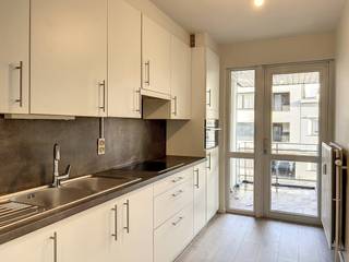 Dit gerenoveerd appartement te huur met twee slaapkamers is centraal gelegen in Oostende. Het is voorzien van twee terassen zodat u een hele dag door kan genieten van de zon. <br /><br />Indeling : <br />*Inkomhal<br />* leefruimte<br />* keuken met aansluitend terras<br />* apart toilet<br />* badkamer met inloopdouche en aansluiting voor een wasmachine<br />*slaapkamer 1<br />* slaapkamer 2 met toegang tot het tweede terras<br /><br />Vrij: 1/10/26<br />Gemeenschappelijke kosten: 65 euro per maand <br />Voorschot gas en water: 70 euro per maand <br /><br />Ben je geïnteresseerd in dit pand te huur in Oostende? Ga naar de website www.dewaele.com, klik op het pand dat je wenst te huren. Via de rode knop "vraag je bezoek aan" vragen we u kort een profiel in te vullen. Daarna nemen we contact op voor een bezoek. Telefonisch kunnen er geen afspraken gemaakt worden.<br /><br />Deze AI-visualisaties zijn bedoeld als inspiratie. Er werd geen rekening gehouden met technische specificaties, stedenbouwkundige voorschriften of de concrete mogelijkheden tot realisatie.