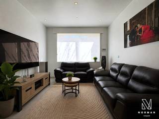 Welkom in deze instapklare, kraaknette woning met 3 slaapkamers op wandelafstand van Kortrijk-centrum!<br /><br />We komen de woning binnen via een mooie hall die toegang geeft tot de zeer lichtrijke leefruimte met eetplaats. De aangrenzende op maat gemaakte keuken is praktisch ingericht en voorzien van alle toestellen. In de badkamer vinden we een mooi meubel met dubbele lavabo en een luxueuze inloopdouche. Er is een afzonderlijk toilet. <br /><br />De 1e verdieping bereiken we via een mooie houten trap. We vinden er 2 ruime slaapkamers terug. De indrukwekkende “master bedroom” bevindt zich op de 2e verdieping en is zoals de rest van de woning tot in de puntjes afwerkt.<br /><br />De onderhoudsvriendelijke tuin omvat een zonnig terras en een handige bergruimte. Onder de woning bevindt zich nog een kelder. <br /><br />Mogelijkheid tot huren garage en fietsenberging in de straat.<br /><br />+ EPC B, inclusief 12,6 m² zonnepanelen<br />+ instapklaar en tot in de puntjes afgewerkt<br />+ zeer aangename buurt<br /><br />De geafficheerde prijs van 299.000 euro is een vanafprijs. Elk bod vanaf 299.000 euro of hoger wordt voorgelegd aan de eigenaar die dit bod al dan niet kan aanvaarden.<br /><br />Een bezoek inplannen? Contacteer Annelies via 0479/40.24.24 of annelies@vastgoednorman.be