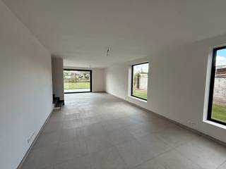Deze mooie en ruime nieuwbouwwoning is rustig gelegen in Booischot en biedt alles voor comfortabel en hedendaags wonen. De woning beschikt over een ruime tuin met aangelegd terras, ideaal voor gezellige barbecues en tuinfeesten. <br /><br />Via de inkomhal heeft u toegang tot de inpandige garage, de leefruimte en de trap naar de eerste verdieping. De lichtrijke leefruimte sluit aan op de eetkamer en de volledig geïnstalleerde open keuken met eiland, voorzien van onder andere een vaatwasser, ingebouwde oven, koelkast en diepvriezer. Dankzij de grote schuiframen geniet u van veel natuurlijke lichtinval en heeft u rechtstreeks toegang tot de tuin. De praktische berging is zowel bereikbaar vanuit de garage als vanuit de keuken. Op het gelijkvloers bevindt zich eveneens een apart toilet met lavabo. Op de eerste verdieping vindt u de centrale nachthal met toegang tot vier slaapkamers en een ruime badkamer. Deze is uitgerust met een lavabo meubel met voldoende opbergruimte en een inloopdouche. <span>Ook op de eerste verdieping bevindt zich een apart toilet met lavabo.</span><br /><br />De inpandige garage zorgt voor extra comfort: u hoeft bij thuiskomst niet door weer en wind met uw boodschappen. Voor de woning is bovendien parkeergelegenheid voor één wagen. De woning is voorzien van een ventilatiesysteem, zonnepanelen, warmtepomp en vloerverwarming. <br /><br />Foto's werden genomen vóór de schilderwerken. <br />EPC in opmaak. Aangezien het om een nieuwbouwwoning gaat, wordt vermoedelijk een A-label verwacht.<br />Beschikbaar vanaf 15/10, datum is bespreekbaar.<br /><br />Interesse? Aarzel dan niet om contact met ons op te nemen via info@immosir.be voor meer informatie of een afspraak.
