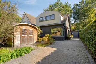 <p><strong>Halfopen woning met 3 slaapkamers, ruime tuin, garage en uniek tiny house nabij de Kalmthoutse Heide.</strong><span></span></p>
<p>Midden in het groen en vlak bij de prachtige Kalmthoutse Heide ligt deze charmante halfopen woning met een bewoonbare oppervlakte van ca. 148 m² op een perceel van ca. 800 m². Een woning die niet alleen veel wooncomfort biedt, maar dankzij de ruime tuin, garage en het aanwezige tiny house ook bijzonder veelzijdig is.</p>
<p>De woning ligt wat verder naar achteren op het perceel en is bereikbaar via 2 toegangspoorten. Aan de voorzijde is er een ruime oprit met plaats voor 2 wagens en een oplaadpunt voor een elektrische auto. Hier bevindt zich ook een tuinhuis dat uitstekend dienst kan doen als fietsenberging. Naast de woning staat een aparte garage met bijkomende berging.</p>
<p>Binnen word je verwelkomd in de inkomhal met ingemaakte vestiairekast. De gezellige leefruimte is afgewerkt met parket en sluit aan op een aparte bibliotheek. Dankzij de schuifdeur kan deze ruimte volledig worden afgesloten, waardoor ze ook interessant is als rustige werk- of hobbyruimte.</p>
<p>Verder bevinden zich op het gelijkvloers een gastentoilet en een praktische berging met aansluiting voor de wasmachine en de technieken.</p>
<p>Het hart van de woning is de ruime leefkeuken met eethoek en pelletkachel. De keuken is voorzien van een grote kookplaat met dampkap, vaatwasser, anderhalve spoelbak, stoomoven, microgolfoven, oven en koelkast. Via een schuifdeur stap je vanuit de leefkeuken rechtstreeks de tuin in. De achterinkom wordt momenteel als hoofdingang gebruikt.</p>
<p>Via de trap in de hal bereik je de eerste verdieping. Hier bevinden zich 3 slaapkamers en de badkamer. Eén slaapkamer is momenteel ingericht als dressing, maar kan perfect opnieuw als slaapkamer worden gebruikt. De hoofdslaapkamer beschikt over ingebouwde kasten. De badkamer is ruim uitgerust met een bad, aparte douche, toilet en dubbele lavabo met meubel.</p>
<p>Ook buiten heeft deze woning heel wat te bieden. De tuin is volledig omheind en achter de woning zijn 2 gezellige terrassen aangelegd. Een absolute blikvanger is het tiny house in de tuin. Dit wordt momenteel gebruikt als extra werkplek. Er is bovendien ruimte voorzien voor het plaatsen van een toilet, douche en lavabo, waardoor het tiny house verschillende gebruiksmogelijkheden biedt.</p>
<p>Ook op technisch vlak zijn er interessante troeven. De woning wordt verwarmd op aardgas via radiatoren en in de keuken is aanvullend een pelletkachel aanwezig. In 2023 werd een Bosch 7000i 35C condensatieketel geplaatst. Het schrijnwerk op het gelijkvloers werd in 2020 vernieuwd en uitgevoerd in PVC. Daarnaast zijn er 7 zonnepanelen en een elektrisch oplaadpunt aanwezig.</p>
<p>Een woning voor wie houdt van groen, ruimte en flexibiliteit, met de Kalmthoutse Heide vlakbij en extra mogelijkheden dankzij de garage, ruime tuin en het bijzondere tiny house.</p>
<p>Voor meer info of een bezoek te plannen, surf naar www.putsesteenweg61.be!</p>