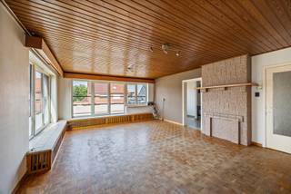 Bent u op zoek naar een ruim duplex appartement dat u volledig naar eigen smaak kunt opfrissen? Dan is dit appartement aan de Neerstraat 102 te Tessenderlo zeker een bezoek waard.

Met een totale oppervlakte van 180 m² biedt dit appartement aangename en ruime leefruimtes, ideaal voor zowel eigen bewoning als investering. De indeling zorgt voor tal van mogelijkheden om het interieur te moderniseren volgens uw persoonlijke wensen.

Een belangrijke troef is het gunstige EPC-label B, wat resulteert in een energiezuinige woning en lagere energiekosten. Hierdoor voldoet het appartement reeds aan hedendaagse energie-eisen.

Gelegen op een vlot bereikbare locatie nabij winkels, scholen, openbaar vervoer en belangrijke verbindingswegen, geniet u hier van een uitstekende combinatie van rust en bereikbaarheid.

Troeven:

+ Bewoonbare oppervlakte van 180 m²
+ Ruime leefruimtes
+ Op te frissen naar eigen smaak
+ Gunstig EPC-label B
+ Centrale ligging in Tessenderlo
+ Interessant voor eigen bewoning of als investering

Een appartement met veel potentieel op een goede locatie. Garage optioneel bij aan te kopen aan € 19.900.

 Contacteer ons vandaag nog voor meer informatie of een bezichtiging.