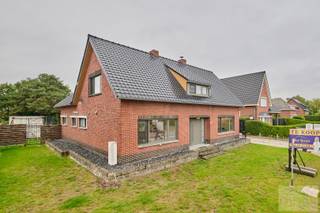 Op zoek naar een ruime woning met een grote tuin en tal van mogelijkheden? Deze recent gerenoveerde woning, gelegen aan de Balendijk 104, biedt een bewoonbare oppervlakte van ca. 180 m² op een prachtig perceel van maar liefst 1.155 m².<br /><br />De woning werd recent vernieuwd, met onder andere een nieuw dak en nieuwe ramen, waardoor je kan genieten van een vernieuwde basis en een aangenaam wooncomfort.<br /><br />Op het gelijkvloers kom je binnen via de inkomhal, met aansluitend een apart gastentoilet. Verder vind je hier de ruime woonkamer met eetkamer en de keuken. De badkamer op deze verdieping is uitgerust met een douche. Daarnaast beschikt het gelijkvloers over een praktische wasplaats en achter inkom.<br /><br />Op de eerste verdieping bevinden zich drie volwaardige slaapkamers en een tweede badkamer met ligbad en toilet. Dit maakt de woning bijzonder geschikt voor gezinnen die op zoek zijn naar ruimte en comfort.<br /><br />Ook buiten heeft deze woning heel wat te bieden. De ruime tuin biedt tal van mogelijkheden om een gezellige buitenruimte te creëren, een speelzone voor kinderen aan te leggen of de tuin verder naar eigen smaak in te richten.<br /><br />Troeven op een rij:<br />Perceeloppervlakte van 1.155 m²<br />Bewoonbare oppervlakte van ca. 180 m²<br />Recent gerenoveerde woning<br />Nieuw dak en nieuwe ramen<br />3 slaapkamers<br />2 badkamers<br />Praktische wasplaats <br />Ruime tuin met tal van mogelijkheden<br /><br />voor meer info of een vrijblijvende bezichtiging neem contact met ons op. 