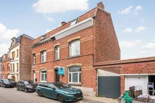 Te koop: te renoveren woning met een mooie oppervlakte van 171 m² en ideaal potentieel om een woning naar uw smaak te creëren.Ideaal gelegen nabij het centrum van Doornik, is deze woning perfect geschikt voor een eerste aankoop of als investering.De woning is als volgt ingedeeld:Op het gelijkvloers vindt u een inkomhal met zichtbare trap, een leefruimte in twee delen, een ruimte die dienstdoet als keuken en een veranda. De kelderverdieping omvat een kelder. Op de eerste verdieping geeft de nachthal toegang tot twee slaapkamers. Op de tweede verdieping biedt een ruime zolder de mogelijkheid om, volgens uw behoeften, twee extra slaapkamers in te richten.Buiten geniet u van een goed georiënteerde en volledig omheinde tuin.Technische aspecten: centrale verwarming op gas, elektrische boiler, conforme elektriciteit, houten en PVC ramen met dubbele beglazing, aansluiting op de riolering, manuele rolluiken. Kadastraal inkomen: €864. EPC: F.Meer info of bezoek via christophe@immobeguin.be