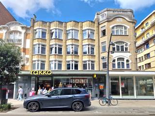 APPARTEMENT RÉNOVÉ AVEC DEUX CHAMBRES SITUÉ CENTRALEMENT DANS LA ZEELAAN À DE PANNE<br />Composé d'une entrée, d'un grand living lumineux, d'une cuisine ouverte entièrement équipée, de 2 grandes chambres, d'une salle de bains avec douche/baignoire, lavabo, WC et un débarras fermé. Étiquette énergétique B. Electricité en conformité. Meublé. 2ème étage. Situé au centre de De Panne, à distance de marche de la plage. Idéal pour une résidence permanente, un investissement (location annuelle/saisonnière) ou une résidence secondaire. Vous trouverez plus d'informations sur notre site web, www.immocattaert.be, dans la rubrique "caractéristiques et documents". Les visites sont possibles sur rendez-vous uniquement.