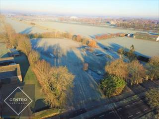 Op één van de mooiste plekjes van IJzendijke (Sluis), op slechts 15 min van Maldegem, vindt u dit prachtig perceel grond van 11.500m2! Volledig omringd door GROEN en zeer goed ontsloten (2 toegangswegen), maakt van dit perceel een TOPAANBOD aan INTERESSANTE PRIJS!<br /><br /><u><strong>Opmerkingen:</strong></u><br />- Aardgas, leidingwater en elektriciteit aanwezig!<br />- Zeer VLOTTE verbinding met N49 (Expresweg naar Antwerpen)!<br />- Op slechts 2 min. van de Belgische grens.<br />- 1000m3 wonen mogelijk + kelder.<br />- Bijgebouw tot 350m2 mogelijk (Mits het houden van dieren).<br />- Vlakbij de N61 (NL).<br />- VLOTTE verbindingsmogelijkheden!<br />- Hoekperceel (Bijgebouw kan afzonderlijk toegankelijk gemaakt worden)!<br /><br />INTERESSANT gelegen perceel grond, Vlakbij de N61, doch tevens op wandelafstand van het 'Pontebos'! UNIEK perceel grond met FANTASTISCH uitzicht over de Polders, in een OASE van GROEN! Zeer geschikt voor zelfstandigen (bijgebouw) en dierenliefhebbers! Aarzel zeker niet om ons te contacteren voor verdere info of een bezoek ter plaatse op 0032/491.740.336 - info@centro.be!