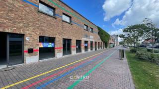 Horecapand te huur met een totale oppervlakte van 400m².<br />Dit horecapand geniet van een authentieke waterfrontligging in een omgeving waar wonen, toerisme, en maritieme activiteiten samenkomen. De nabijheid van de jachthaven, de kust en de haven creëert een interessante mix van bezoekers en lokale klanten, ideaal voor uiteenlopende commerciële activiteiten.<br /><br /><u><strong>Benaderende OPPERVLAKTEN:</strong></u><br />Totale oppervlakte: 400m²<br /><br /><strong><u>INDELING:</u></strong><br />Gelijkvloers (200m²): handelsruimte<br /><br />Eerste verdieping (200m²): opslagruimte <br /><br /><u><strong>GROTE TROEVEN van dit horecapand:</strong></u><br />- Voldoende parkeergelegenheid<br />- Vlotte bereikbaarheid nabij de jachthaven van Zeebrugge<br /><br /><u><strong>Bijzonderheden</strong></u><br />- Korttijdige bezetting<br />- Onmiddellijk beschikbaar<br /><br /><br />- Onze referentie op<strong> </strong><strong>www.centro.be</strong>: <strong>L0199 - 75</strong><br />- <strong>Interesse?</strong> Neem dan vandaag nog contact voor meer info of bezichtiging:<strong> </strong><strong>050700102</strong><strong>.</strong><br /><br /><strong>CENTRO | </strong><strong>BEDRIJFSVASTGOED </strong>is reeds 24 jaar <u>gespecialiseerd in de bemiddeling van commercieel- en bedrijfsvastgoed</u> in West- en Oost-Vlaanderen.<br /><strong>Wilt u ook weten hoeveel uw bedrijfsgebouw waard is?</strong><br />Contacteer ons vrijblijvend voor een marktconforme waardebepaling van uw pand. <br />