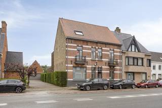 Ce bâtiment mitoyen prêt à emménager, situé sur la Gistelse Steenweg au centre de Sint-Andries, offre une combinaison unique de confort de vie...