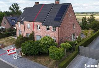 <p><span>Deze karaktervolle halfopen bebouwing vormt samen met haar tegenhanger een harmonieus geheel en straalt meteen een warme, uitnodigende sfeer uit.</span></p>
<p><span>Bij het binnenkomen verwelkomt de gezellige inkomhal je met een statige houten trap naar de verdieping. <br />De zithoek, eetplaats en halfopen keuken lopen naadloos in elkaar over en vormen samen het kloppend hart van de woning. <br />De recente gascassette zorgt voor extra gezelligheid tijdens koude winteravonden.<br />Op de gelijkvloerse verdieping vind je bovendien een aparte wasplaats en een inpandige garage, ideaal voor wie functionaliteit en comfort belangrijk vindt.<br /></span></p>
<p><span>Op de verdieping vind je drie mooie slaapkamers en een praktische dressing. <br />De zolderverdieping biedt bijkomende mogelijkheden: een extra slaapkamer, ruime hobbyruimte of gewoon extra bergruimte — jij kiest. <br />De badkamer maakt het geheel compleet en biedt alles voor een ontspannen start en einde van de dag.<br /></span></p>
<p><span>Buiten geniet je van een mooie tuin met tal van mogelijkheden. <br />Het tuinhuis, de hondenren en de achterliggende weide maken deze woning bijzonder interessant voor dierenliefhebbers. <br />De woning ligt in een doodlopende straat die uitmondt in het achterliggende landbouwgebied, ideaal voor lange wandelingen en rustzoekers.</span></p>
<p><span>Ondanks deze ligging ben je uitstekend bereikbaar: Diepenbeek, Genk en Hasselt liggen vlakbij en via de E313/E314 ben je snel onderweg in alle richtingen.</span></p>
<p><span>Deze woning is geen gewone woonst, maar een plek waar je écht kan thuiskomen!<br /><br />Ben je benieuwd en wil je meer zien, dan schrijf je in op ons bezoekmoment op 1 augustus tussen 09h en 13h op onze website www.albert.immo<br />Voor meer info contacteer Oliver op 0487/54 20 83 of oliver.teetzmann@albert.immo.<br /><br />Bij Albert kom je thuis!<br /></span><span></span></p>