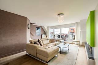 <u><strong>Residentie Port House</strong></u><br /><br />Midden in het centrum van Knokke vind je een duplexappartement dat vooral uitblinkt in ruimte en licht. Twee verdiepingen, twee terrassen en een ligging die je meteen het gevoel geeft dat alles binnen handbereik ligt. Hier woon je boven het dagelijkse leven van de Lippenslaan, maar toch met voldoende rust en privacy.<br /><br />Op het eerste niveau sluit de leefruimte aan op een zonnig terras aan de voorzijde, terwijl de keuken en de aparte eetkamer uitkijken op het achtergelegen terras met groenzichten. Boven liggen drie slaapkamers, waaronder een master bedroom met eigen badkamer, aangevuld met een aparte douchekamer en een tweede toilet. Extra bergruimte is voorzien in de privatieve kelder, en vlakbij kan je een garagebox aankopen aan € 75.000.<br /><br />Een ruim en licht duplexappartement met twee terrassen, drie slaapkamers en een ligging die Knokke op zijn best laat voelen.<br /><br />Voor meer informatie of een bezoek aarzel niet om ons te bellen op het nummer 050 61 23 73.<br /><em><strong>Ref A755</strong></em>