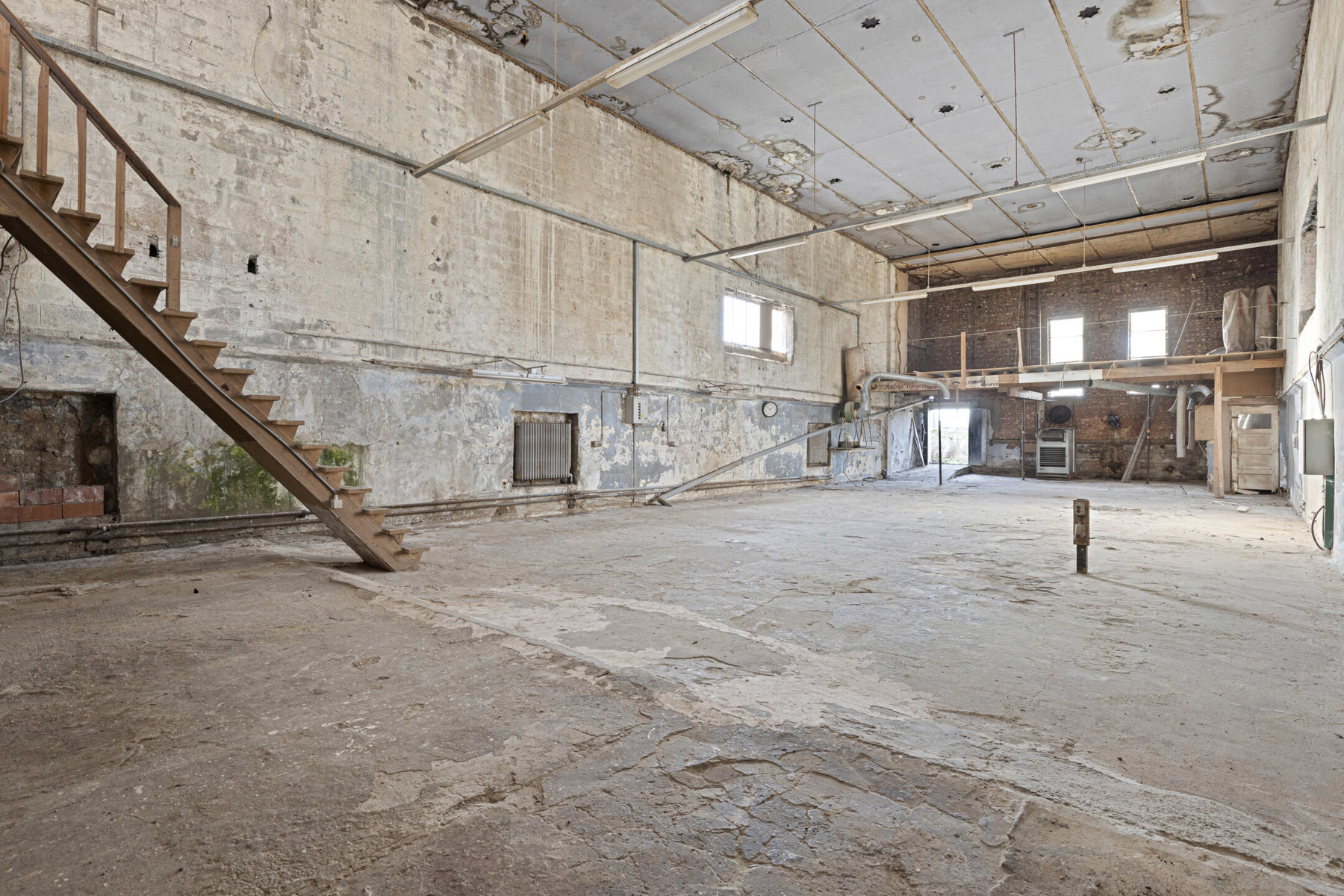 Magazijn van 433m² op een perceel van 621m² met oprit. - foto 3