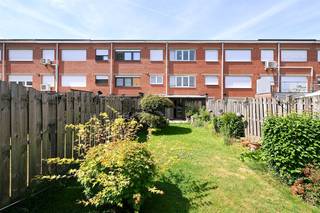 - Bekijk www.koosi.be voor een volledige omschrijving van dit eigendom. -In een rustige woonwijk, nabij winkels, groen en belangrijke invalswegen, bevindt zich deze bel-etagewoning met 3 slaapkamers.Deze woning, gelegen aan de Warschaustraat 15, werd gebouwd in 1973 op een perceel van 204 m² en beschikt over een bewoonbare oppervlakte van 174 m².Indeling: inkomhal, inpandige garage, berging, veranda, woonkamer, keuken, gastentoilet, 3 slaapkamers en badkamer.Het eigendom werd doorheen de jaren steeds zorgvuldig onderhouden, al is een opfrissing en modernisering aangewezen om het volledig aan de hedendaagse woonnormen aan te passen.Dankzij de gunstige ligging, de praktische indeling en bewoonbare oppervlakte vormt deze woning de ideale gezinswoning voor wie op zoek is naar een comfortabele thuis met tal van mogelijkheden.- Interesse? Plan uw afspraak per mail naar stef@koosi.be -
