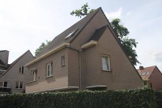 Rustig doch centraal gelegen duplex appartement op de 1ste verdieping met 3 slaapkamers en garageGELIJKVLOERS:- private inkomhal- garage (bereikbaar...