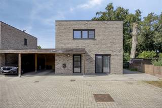 <p><span><strong>TE KOOP: Recente halfopen bebouwing in doodlopende straat in Heusden-Zolder!</strong></span><br /><span>Welkom in deze recente halfopen woning, gelegen in het rustige en kindvriendelijke Kleuterhof 15 te Heusden-Zolder. Deze doodlopende straat biedt je niet alleen alle rust en veiligheid, maar ook een centrale ligging met vlotte verbindingen naar winkels, scholen en invalswegen.</span><br /><span>Deze woning is niet alleen instapklaar, maar ook zeer energiezuinig. Met een EPC-label B, zonnepanelen en een zonneboiler geniet je van lage energiekosten én een duurzame woonst die klaar is voor de toekomst.</span><br /><span><strong>Indeling:</strong></span><br /><span>Bij het binnenkomen bereik je via de inkomhal met ingemaakte kasten de lichtrijke leefruimte, waar grote ramen zorgen voor een open en aangename sfeer. De moderne, volledig uitgeruste keuken sluit naadloos aan op de woonkamer en geeft toegang tot de gezellige overkapping en tuin.</span><br /><span>Verder vind je op het gelijkvloers een praktische tuinberging.</span><br /><span>Op de eerste verdieping bevinden zich twee ruime slaapkamers en een badkamer met inloopdouche en toilet.</span><br /><span><strong>Troeven:</strong></span><br /><span>Recente, instapklare woning!</span><br /><span>Energiezuinig: zonnepanelen en zonneboiler!</span><br /><span>Rustige ligging in doodlopende straat!</span><br /><span>Centrale en vlotte verbindingen!</span><br /><span>Gezellige tuin met overkapping!</span><br /><span><strong>EPC B met certificaatnummer 71070-G-2015_23147/EP16011/A001/D01/SD004</strong></span><br /><span><strong>G-score: A</strong></span><br /><span><strong>P-score: A </strong></span><br /><span><strong>Stedenbouwkundige info: woongebied – bouwvergunning – geen voorkooprecht </strong></span><br /><span><strong>Beschikbaar bij akte</strong></span><br /><span><strong>Bron bewoonbare oppervlakte EPC</strong></span></p>