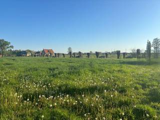 Twee mooi gelegen bouwgronden voor open bebouwing in Deerlijk, gelegen aan de Oudenaardsesteenweg.<br />Lot 1 heeft een oppervlakte van 758 m².<br />Lot 2 heeft een oppervlakte van 754 m².<br />Deze percelen bieden mooie mogelijkheden voor het realiseren van een ruime eengezinswoning, met voldoende ruimte voor een aangename tuin en buitenbeleving.
<ul>
<li> Geschikt voor open bebouwing</li>
<li> Rustige ligging</li>
<li> Vlotte bereikbaarheid richting Deerlijk, Waregem en Kortrijk</li>
<li> Ruime bouwmogelijkheden</li>
</ul>
Interesse? Neem gerust contact met ons op voor meer informatie of de bouwvoorschriften.