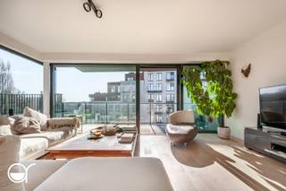 Plan uw bezoek in via filaturestraat20.rosseel.be <br />Dit ruim duplex appartement (154m²) met twee slaapkamers en drie terrassen (56m²) gebouwd in 2016 is gelegen in het groen aan het Bloemekenspark, op een fietsafstand van het centrum van Gent. <br /><br />Het appartement ligt op de derde verdieping van residentie Tribeca, rustig en centraal gelegen op de site.<br />Het appartement omvat een een inkomhal met apart toilet, een berging, een ruime lichtrijke leefruimte met zuidgericht terras, een ruime eetkamer met in het verlengde de volledig geïnstalleerde keuken. Aan de keuken bevindt zich het 2e terras (oostgericht) met zicht op het Bloemekenspark. <br /><br />Het nachtgedeelte bevindt zich een verdiep lager, op het tweede verdiep waar er zich 2 slaapkamers met terras en een badkamer bevinden.<br />In de kelderverdieping vindt u de fietsenstalling, het vuilnislokaal en privatieve kelder.<br />De staanplaats dient bijgekocht te worden. (24.000€)